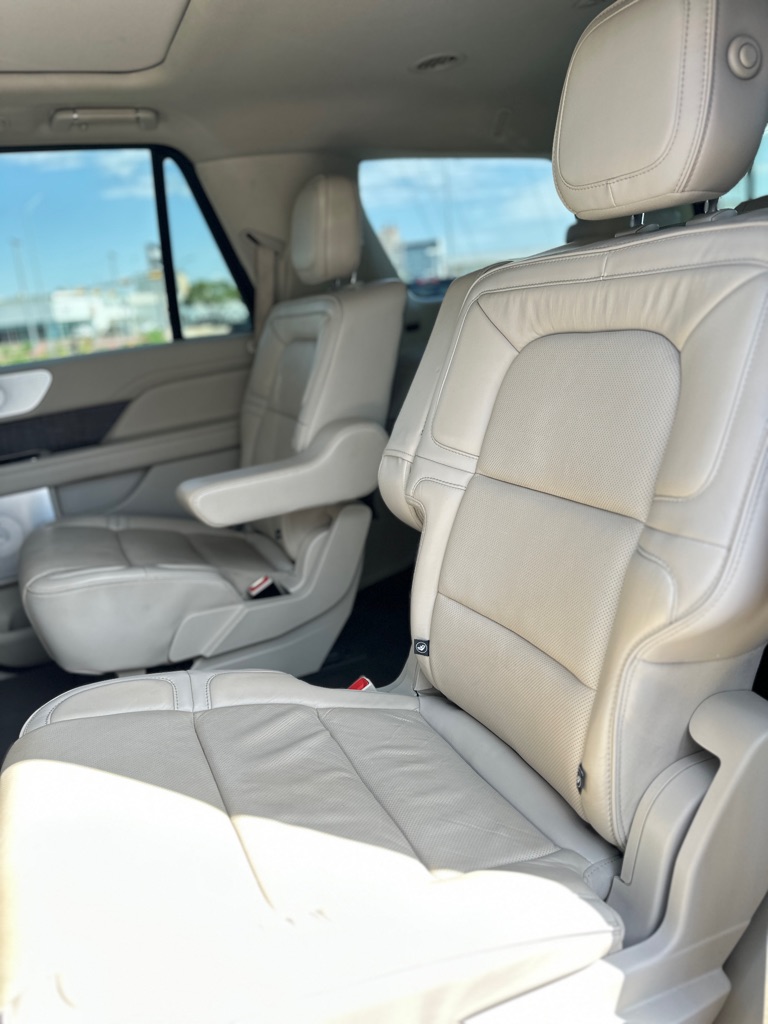 Photo 28 of this LINCOLN NAVIGATOR