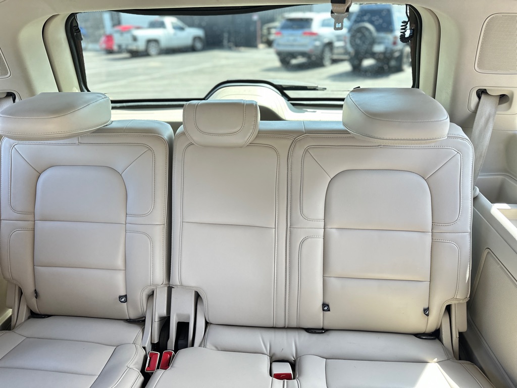 Photo 31 of this LINCOLN NAVIGATOR