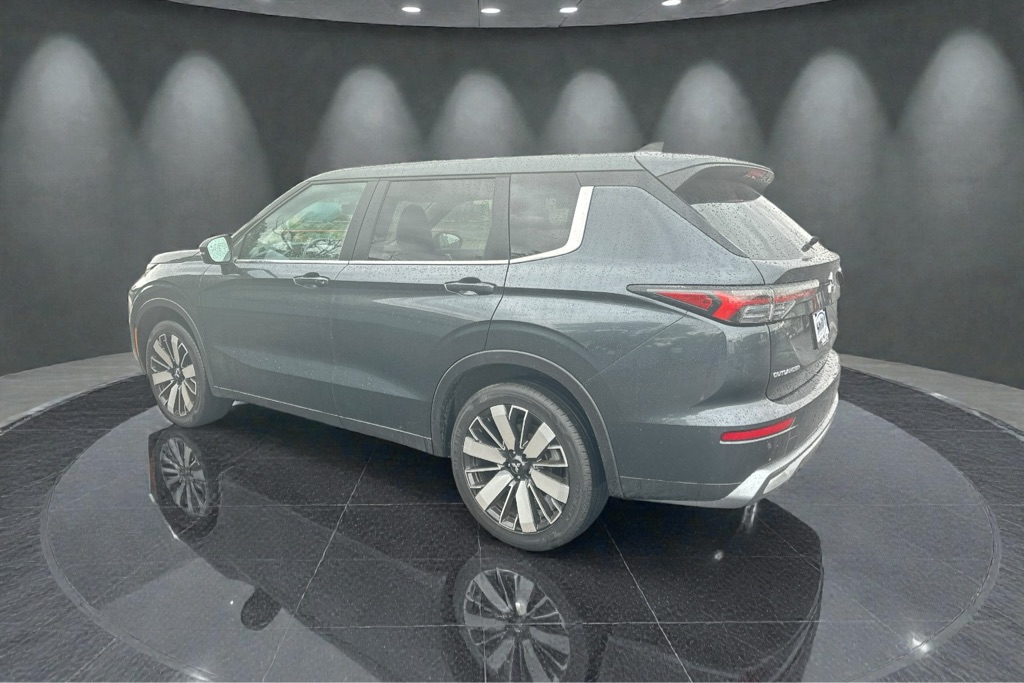 Photo 6 of this MITSUBISHI OUTLANDER