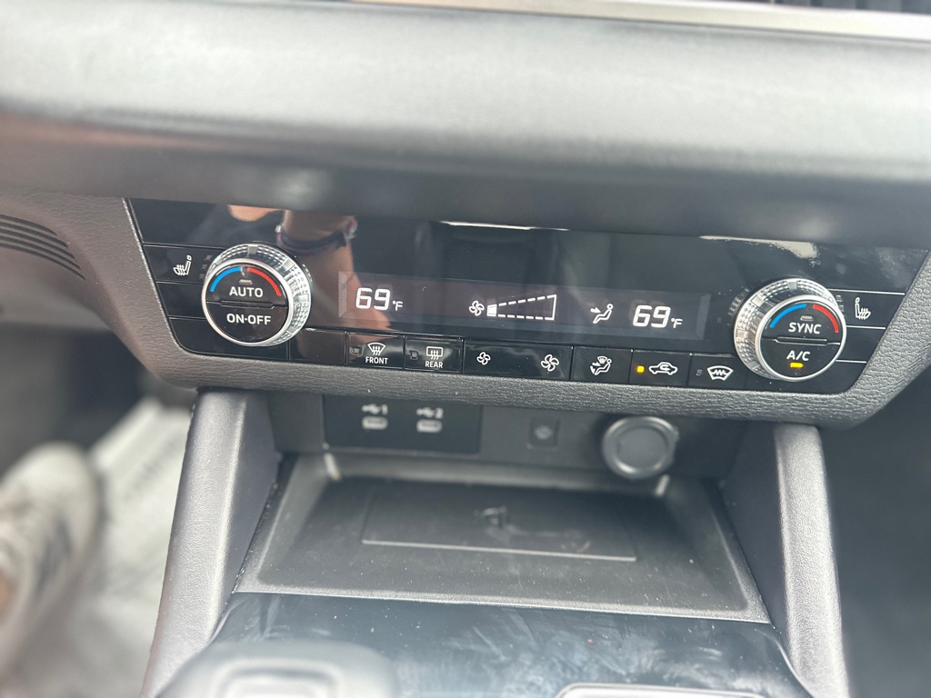 Photo 20 of this MITSUBISHI OUTLANDER