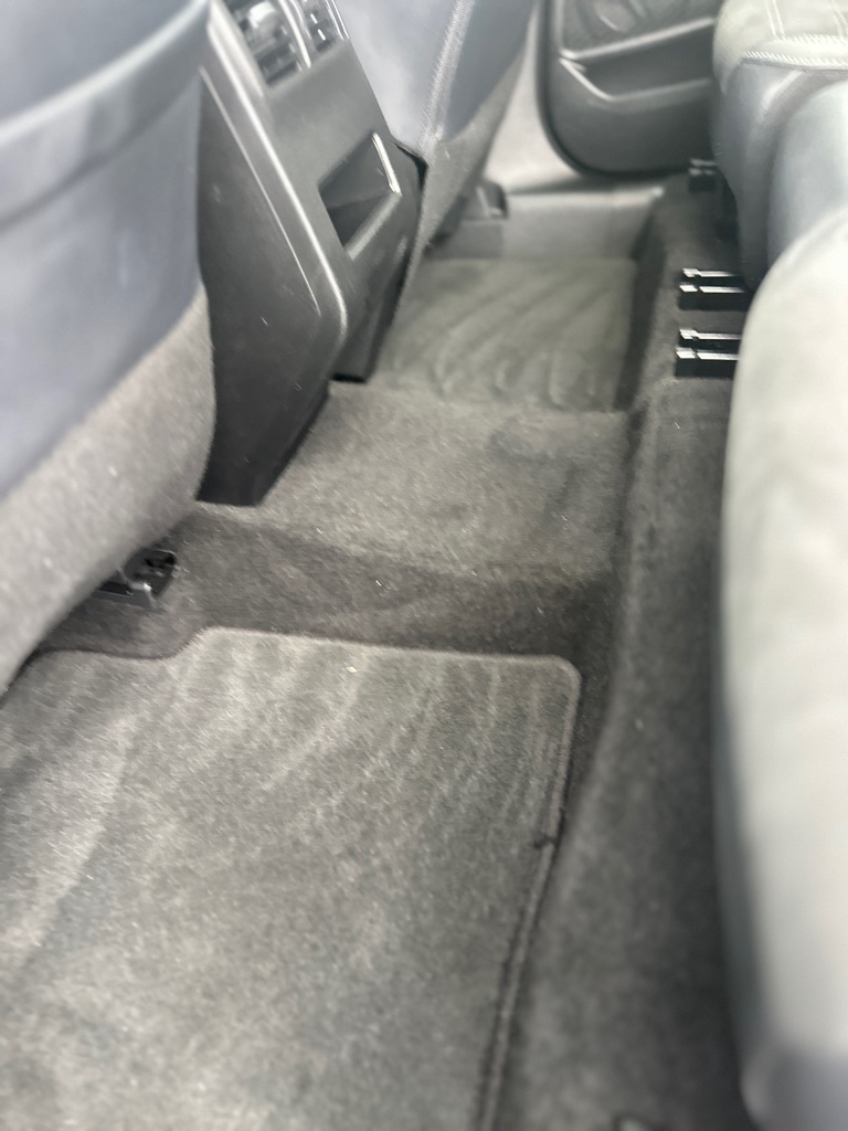 Photo 26 of this MITSUBISHI OUTLANDER