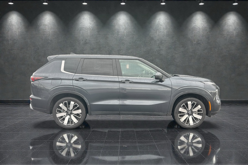 Photo 11 of this MITSUBISHI OUTLANDER
