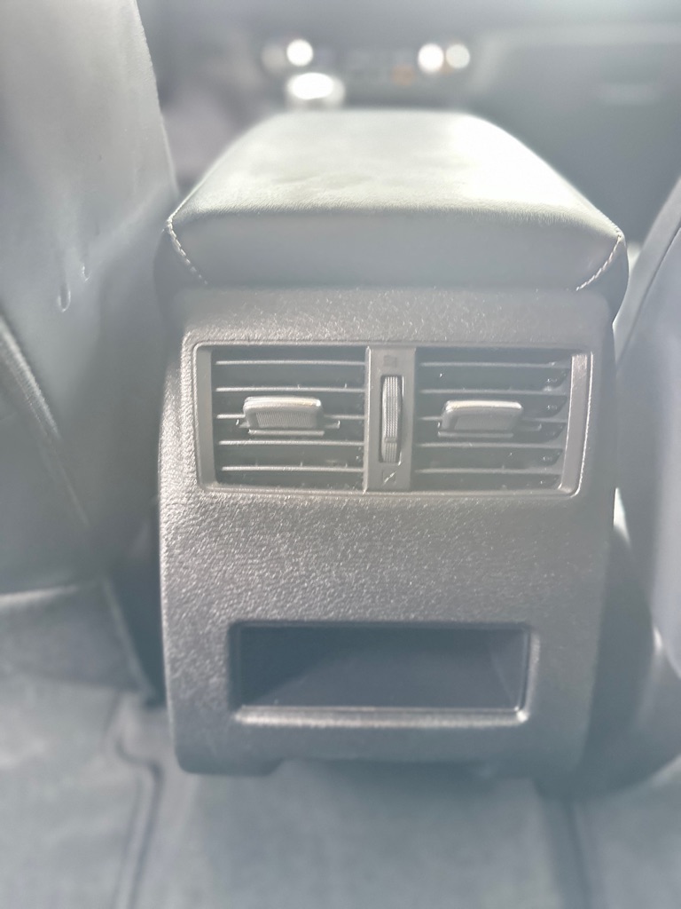 Photo 27 of this MITSUBISHI OUTLANDER