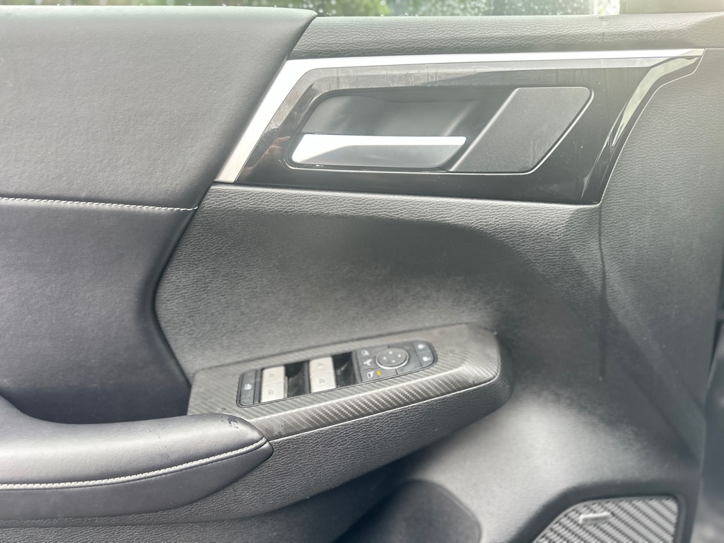 Photo 14 of this MITSUBISHI OUTLANDER