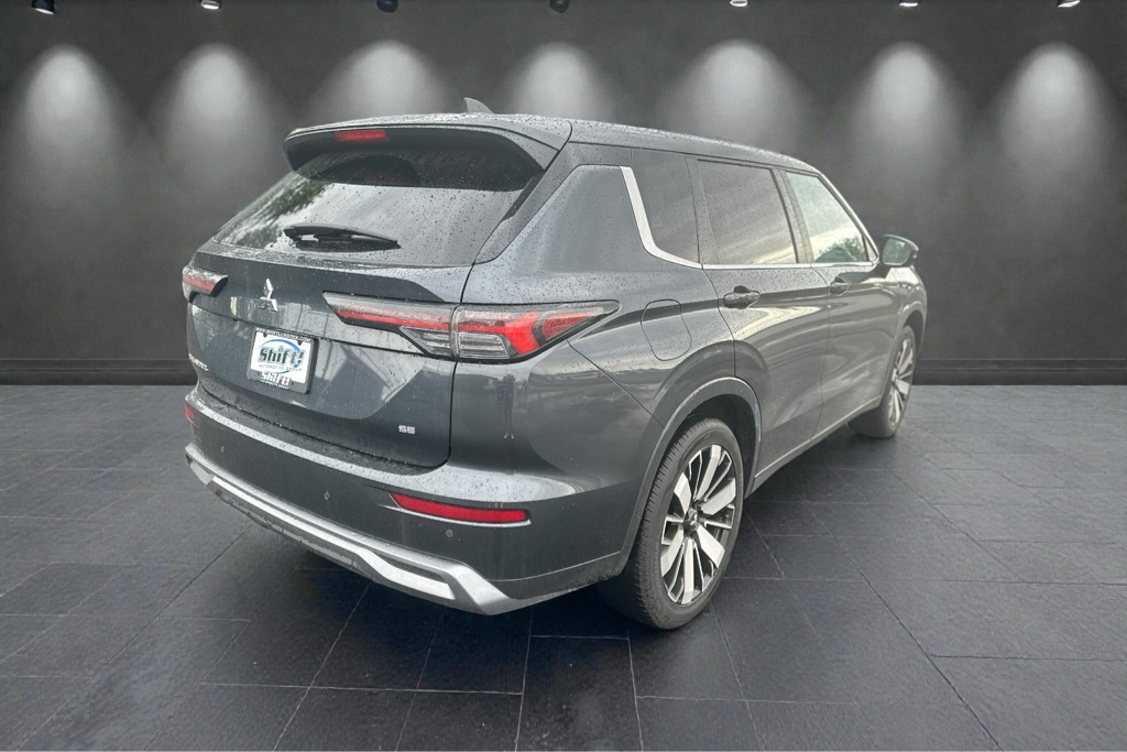 Photo 9 of this MITSUBISHI OUTLANDER