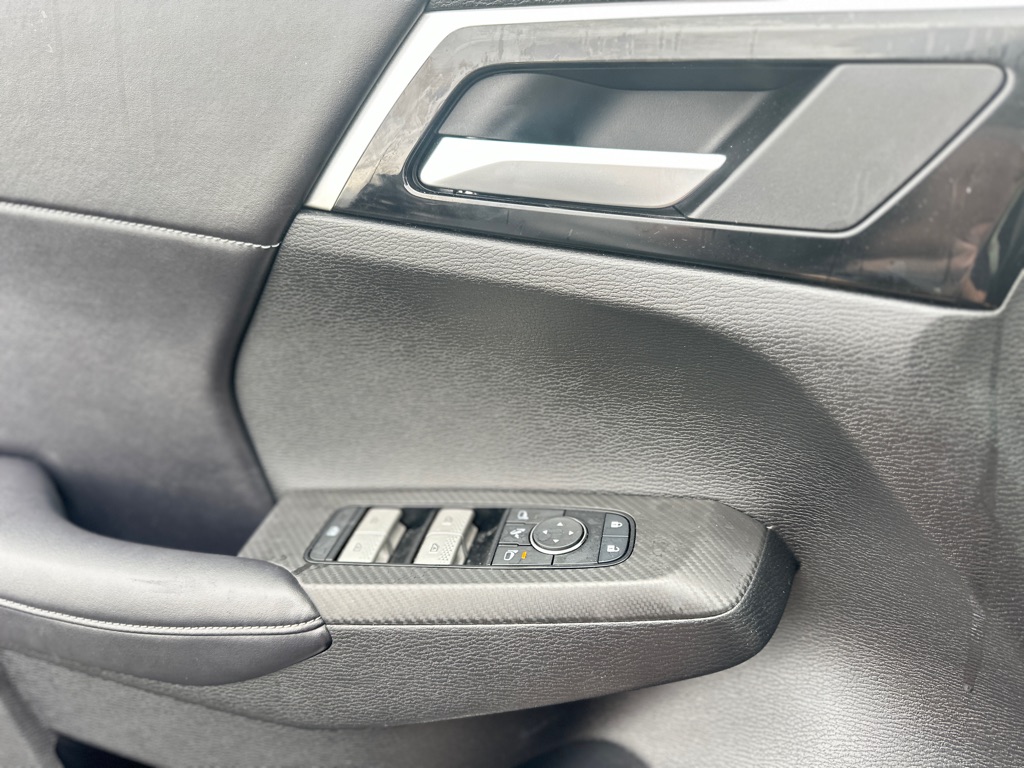 Photo 23 of this MITSUBISHI OUTLANDER
