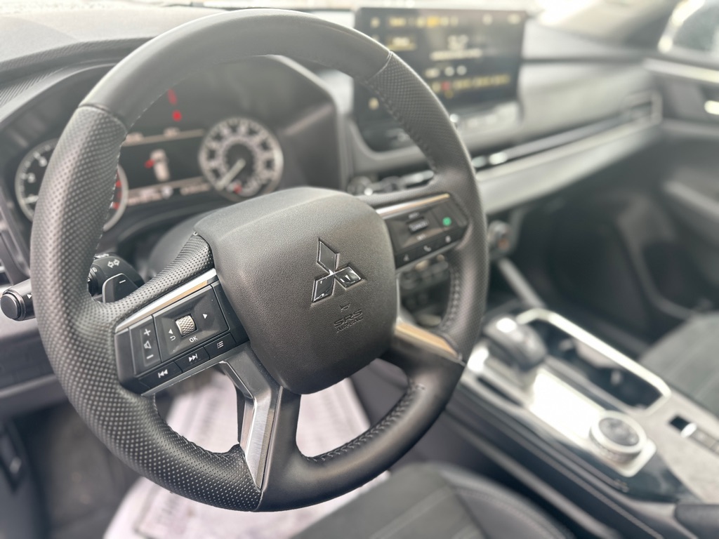 Photo 17 of this MITSUBISHI OUTLANDER