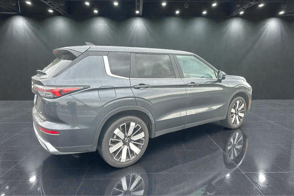 Photo 10 of this MITSUBISHI OUTLANDER