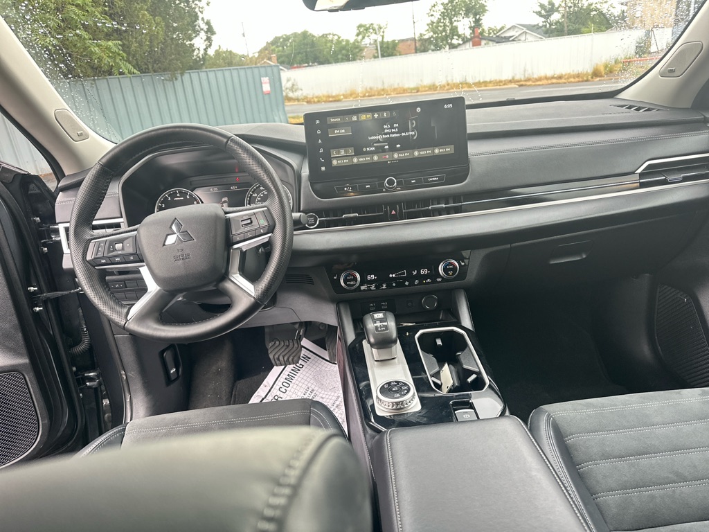Photo 28 of this MITSUBISHI OUTLANDER