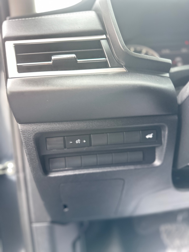 Photo 15 of this MITSUBISHI OUTLANDER
