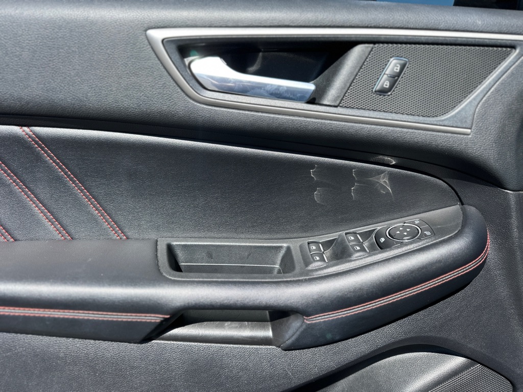 Photo 14 of this FORD EDGE