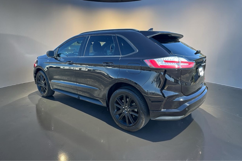 Photo 8 of this FORD EDGE