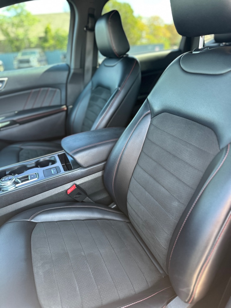 Photo 18 of this FORD EDGE