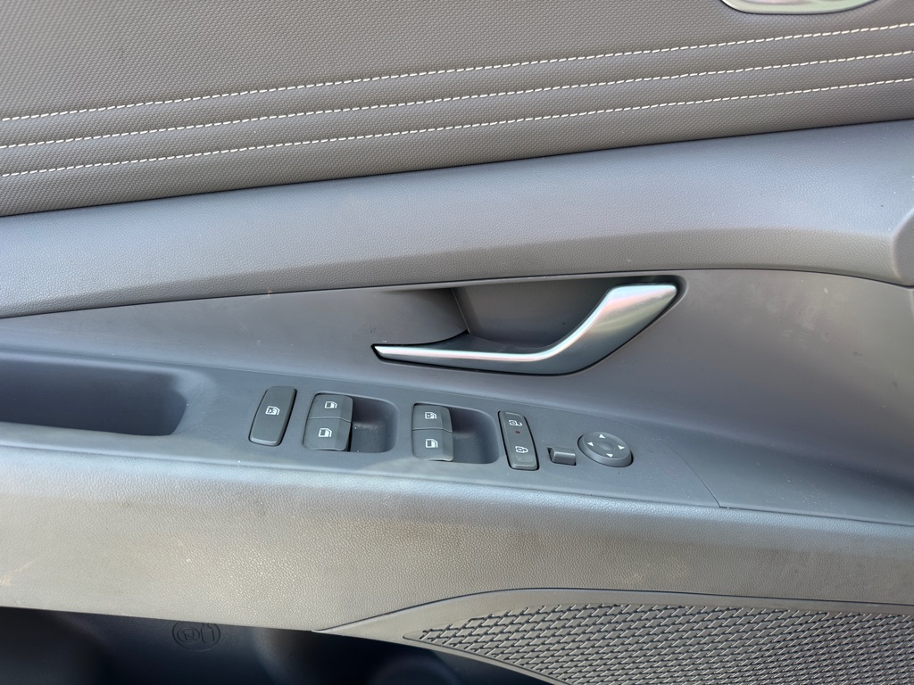 Photo 14 of this HYUNDAI ELANTRA