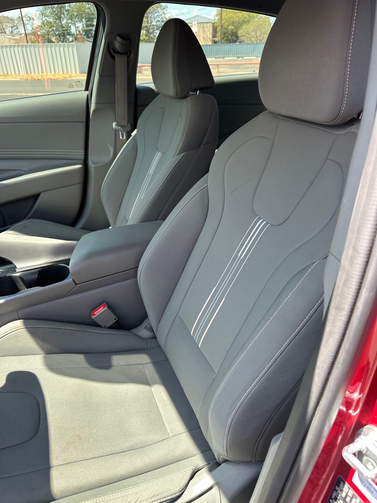 Photo 18 of this HYUNDAI ELANTRA