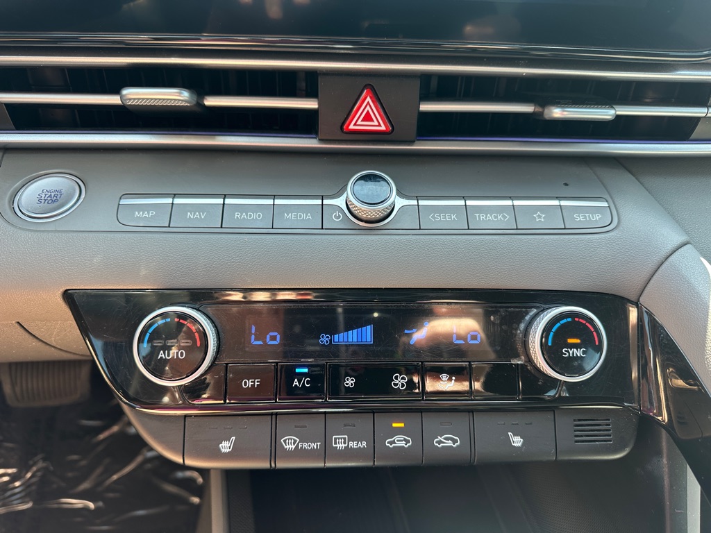 Photo 22 of this HYUNDAI ELANTRA