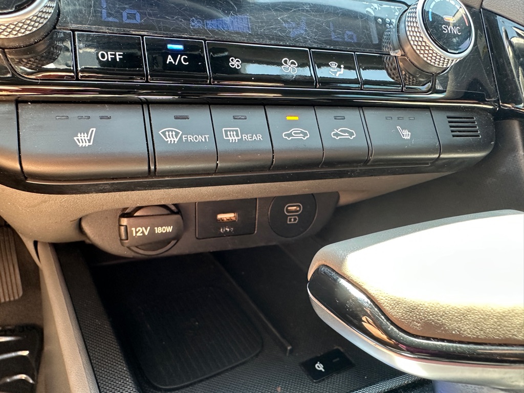 Photo 23 of this HYUNDAI ELANTRA