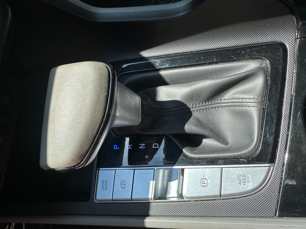 Photo 24 of this HYUNDAI ELANTRA