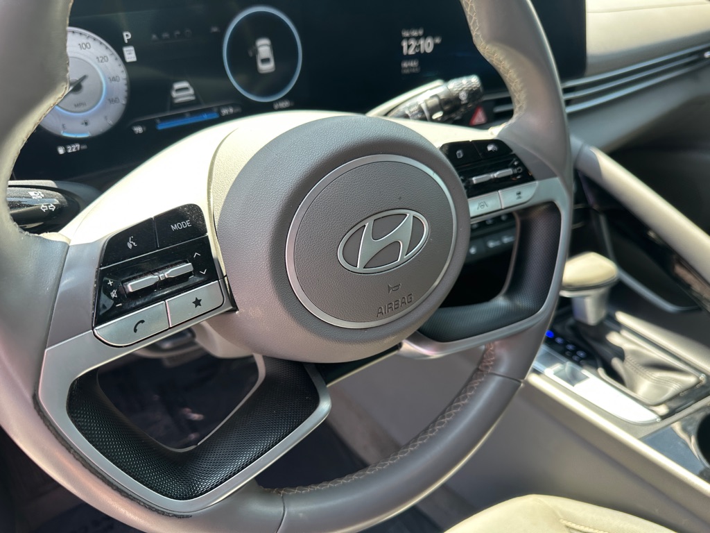 Photo 17 of this HYUNDAI ELANTRA