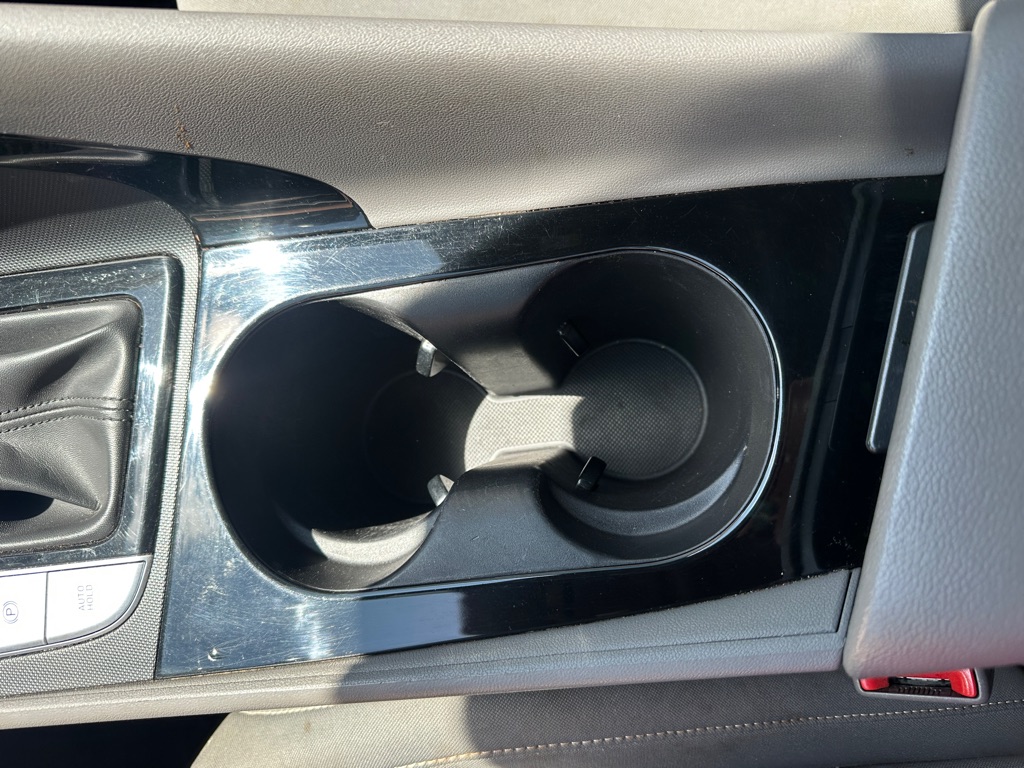 Photo 25 of this HYUNDAI ELANTRA