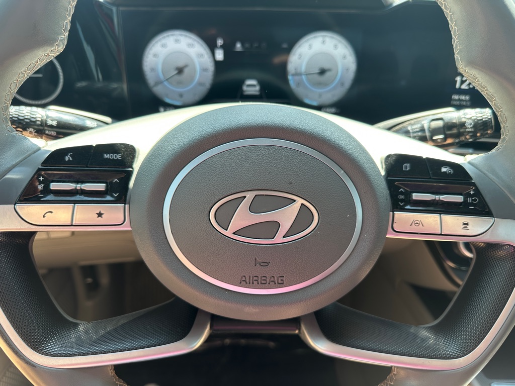 Photo 19 of this HYUNDAI ELANTRA