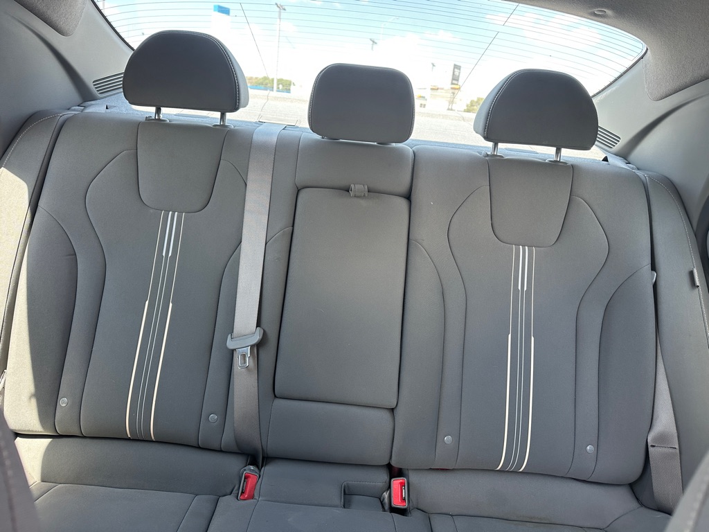Photo 27 of this HYUNDAI ELANTRA