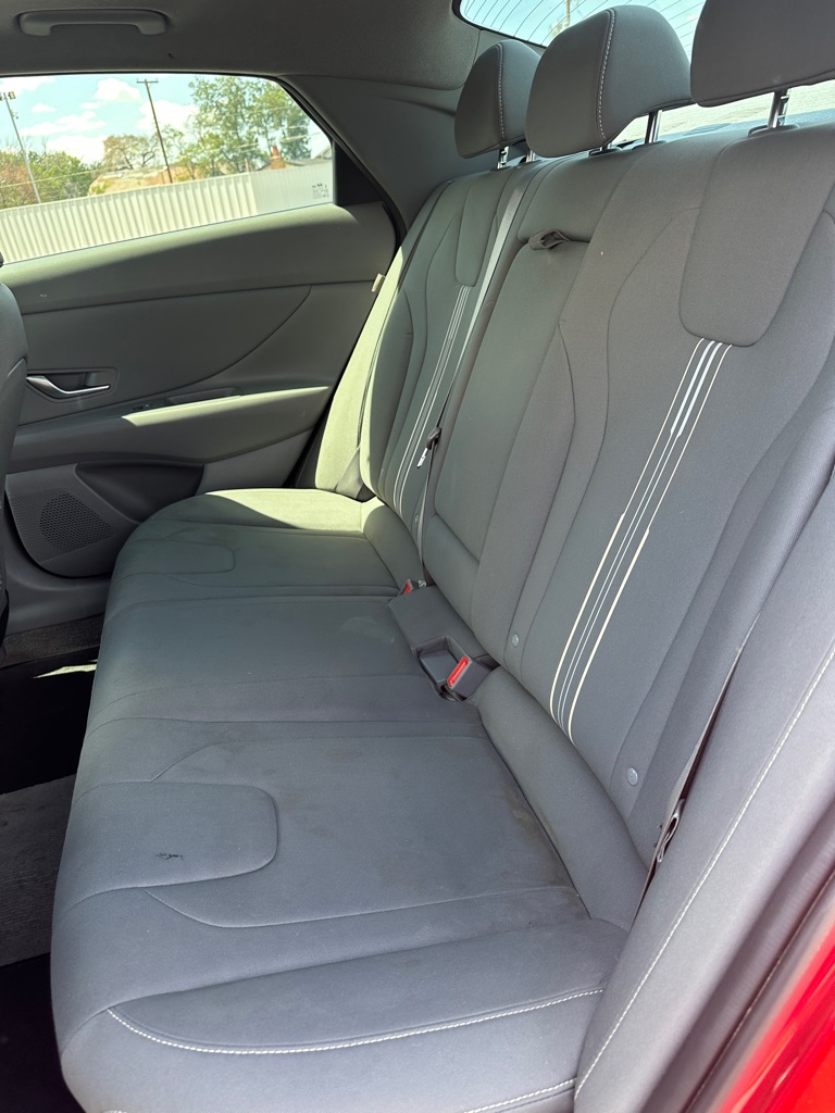 Photo 28 of this HYUNDAI ELANTRA