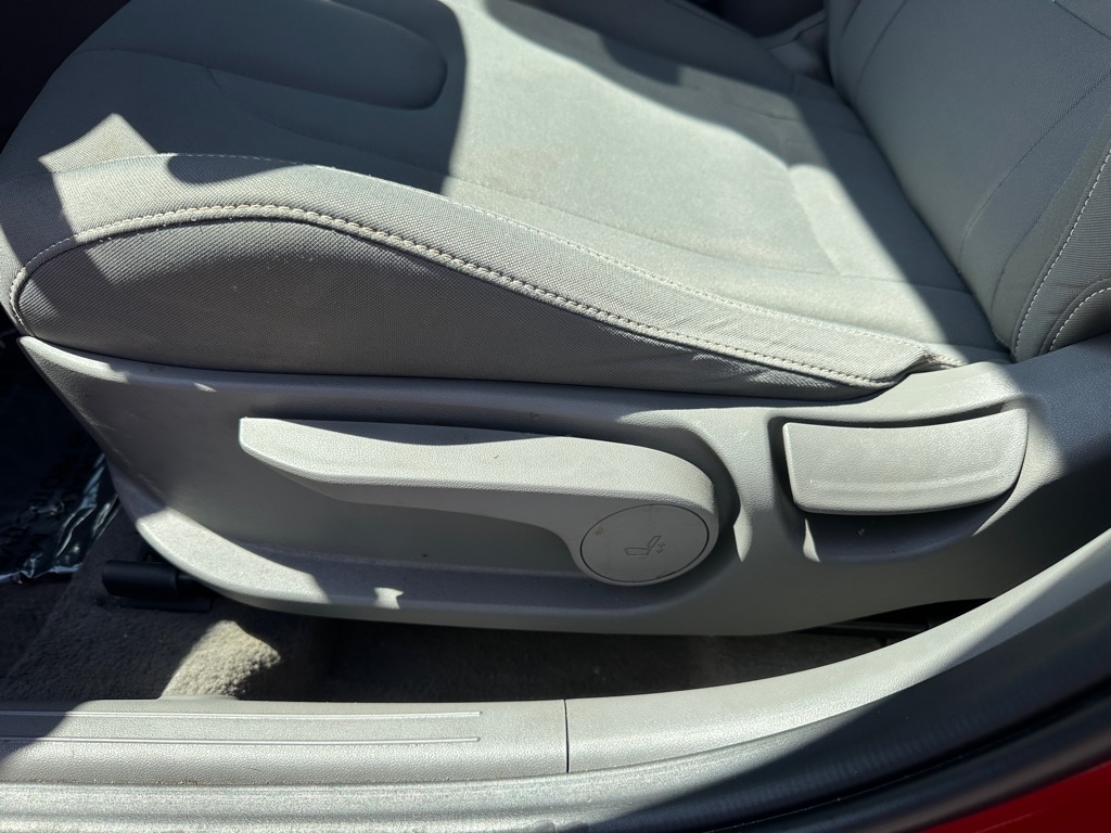 Photo 15 of this HYUNDAI ELANTRA