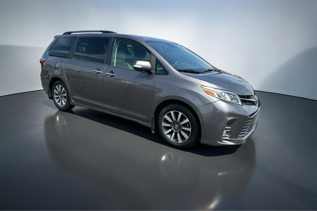 Photo 12 of this TOYOTA SIENNA