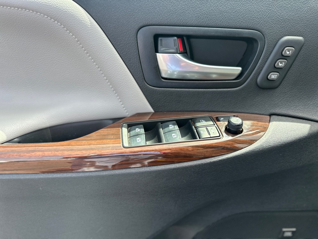 Photo 14 of this TOYOTA SIENNA