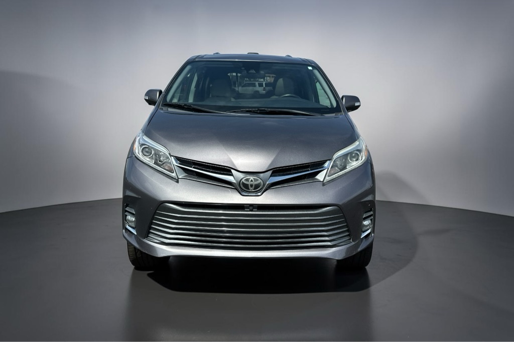 Photo 2 of this TOYOTA SIENNA