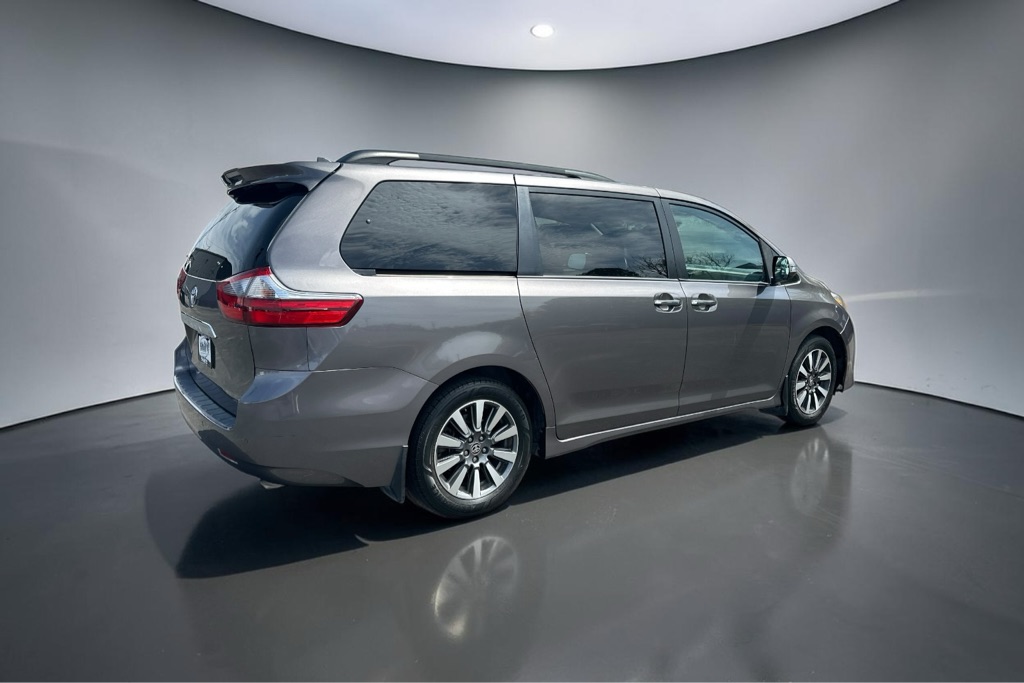 Photo 10 of this TOYOTA SIENNA