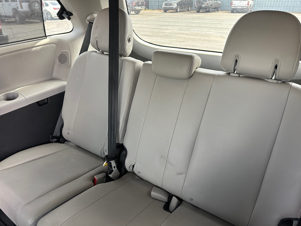 Photo 30 of this TOYOTA SIENNA