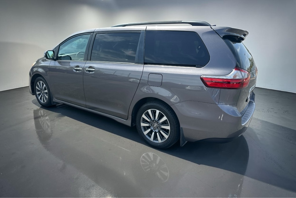 Photo 6 of this TOYOTA SIENNA
