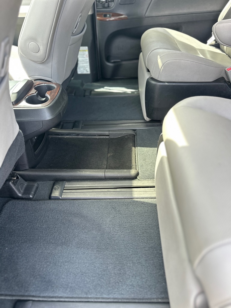 Photo 28 of this TOYOTA SIENNA