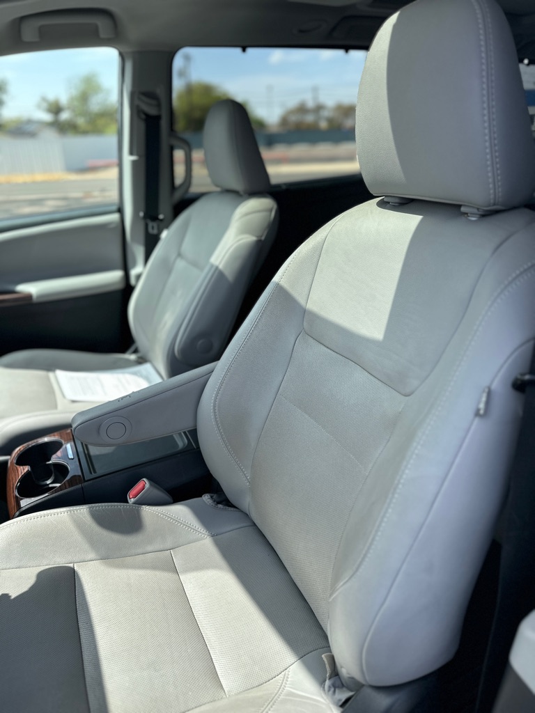 Photo 18 of this TOYOTA SIENNA