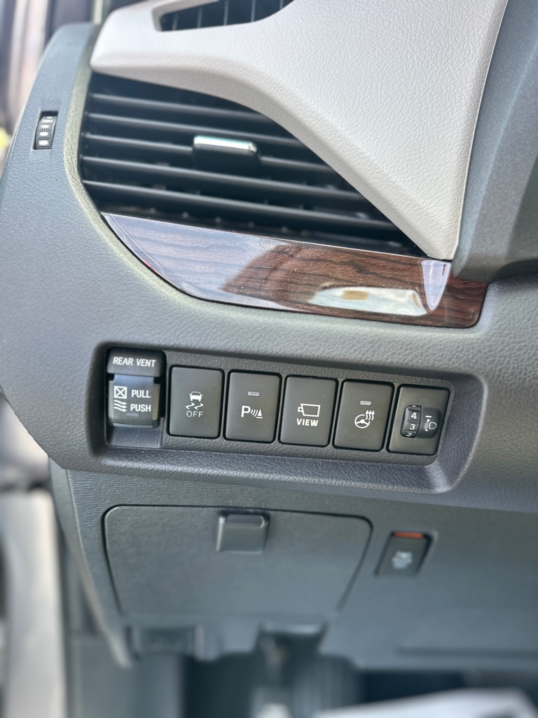 Photo 16 of this TOYOTA SIENNA