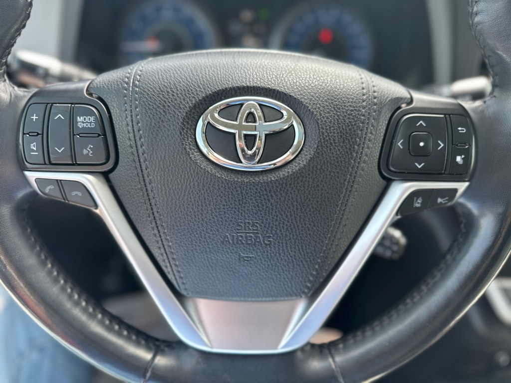 Photo 19 of this TOYOTA SIENNA