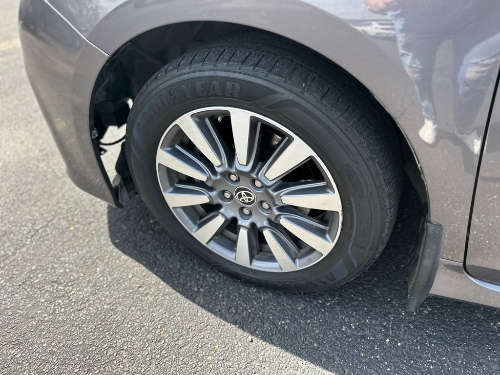 Photo 13 of this TOYOTA SIENNA