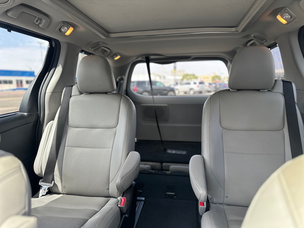 Photo 26 of this TOYOTA SIENNA
