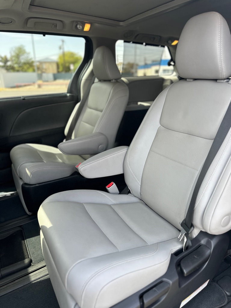 Photo 27 of this TOYOTA SIENNA