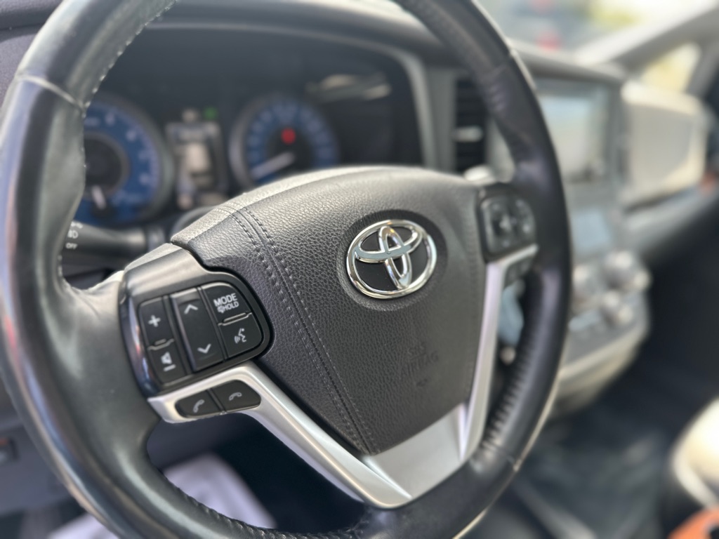 Photo 17 of this TOYOTA SIENNA
