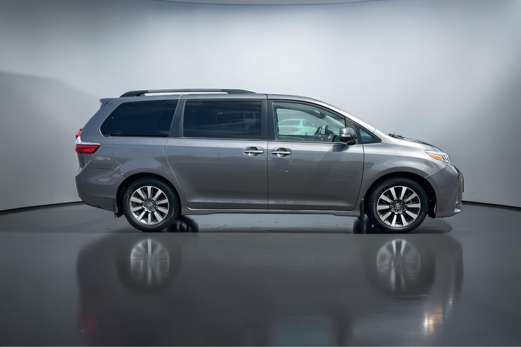 Photo 11 of this TOYOTA SIENNA