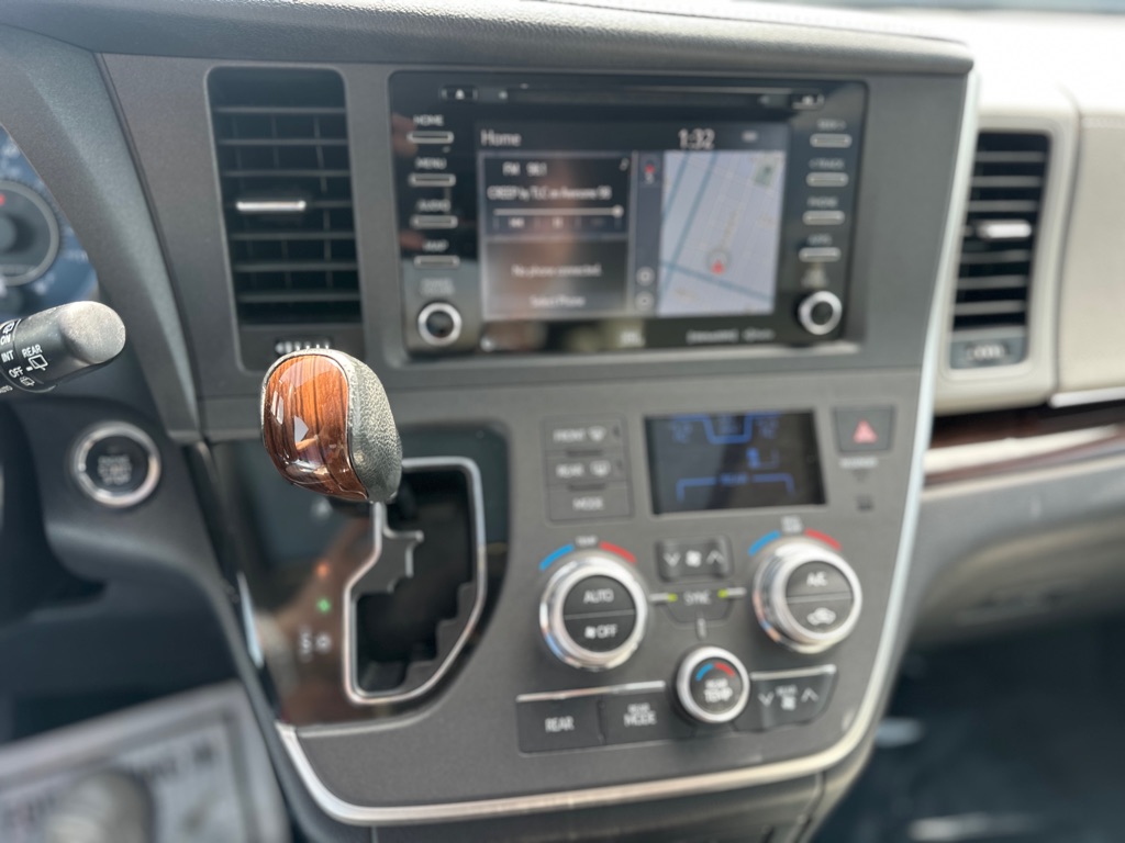 Photo 21 of this TOYOTA SIENNA