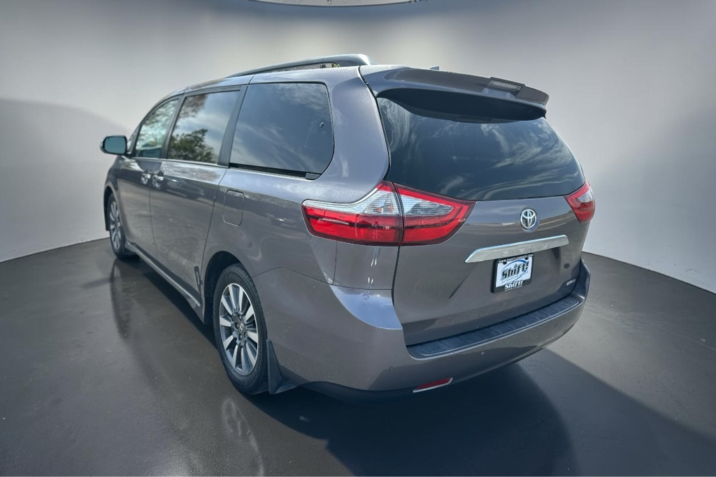 Photo 7 of this TOYOTA SIENNA