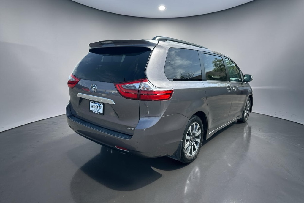 Photo 9 of this TOYOTA SIENNA