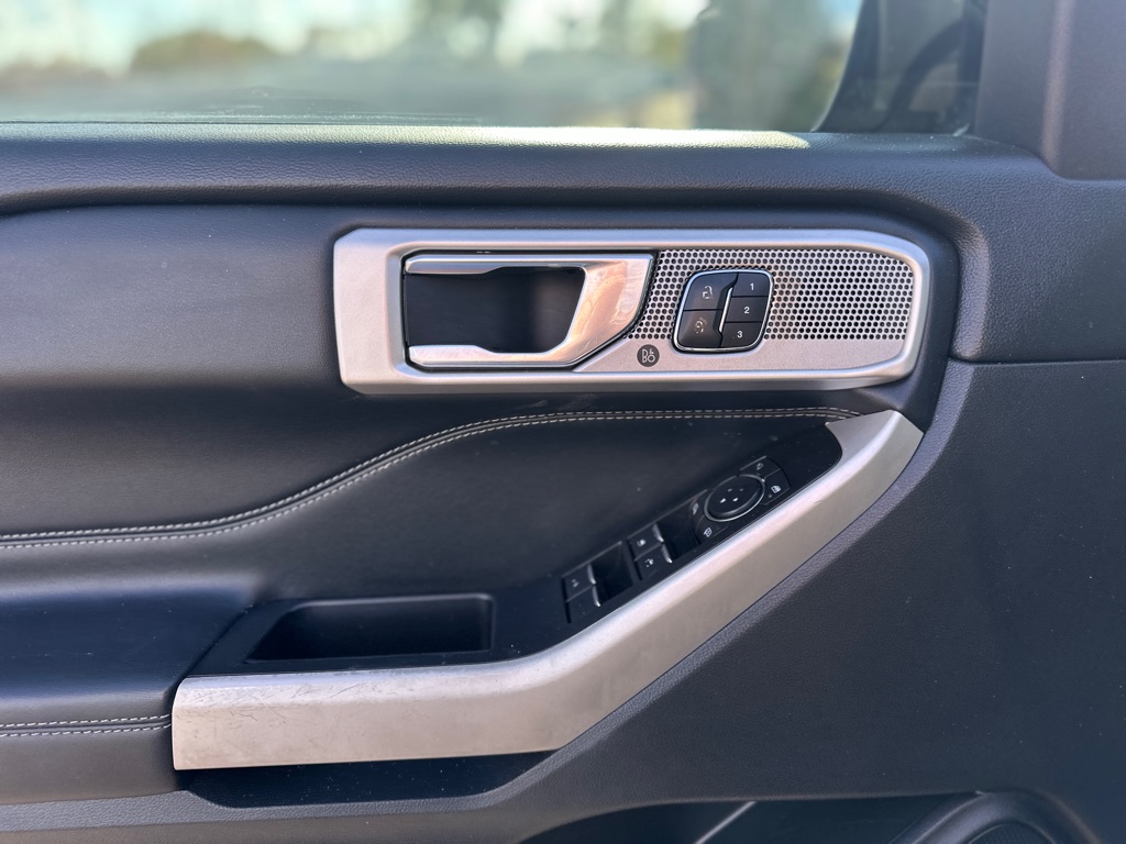 Photo 14 of this FORD EXPLORER