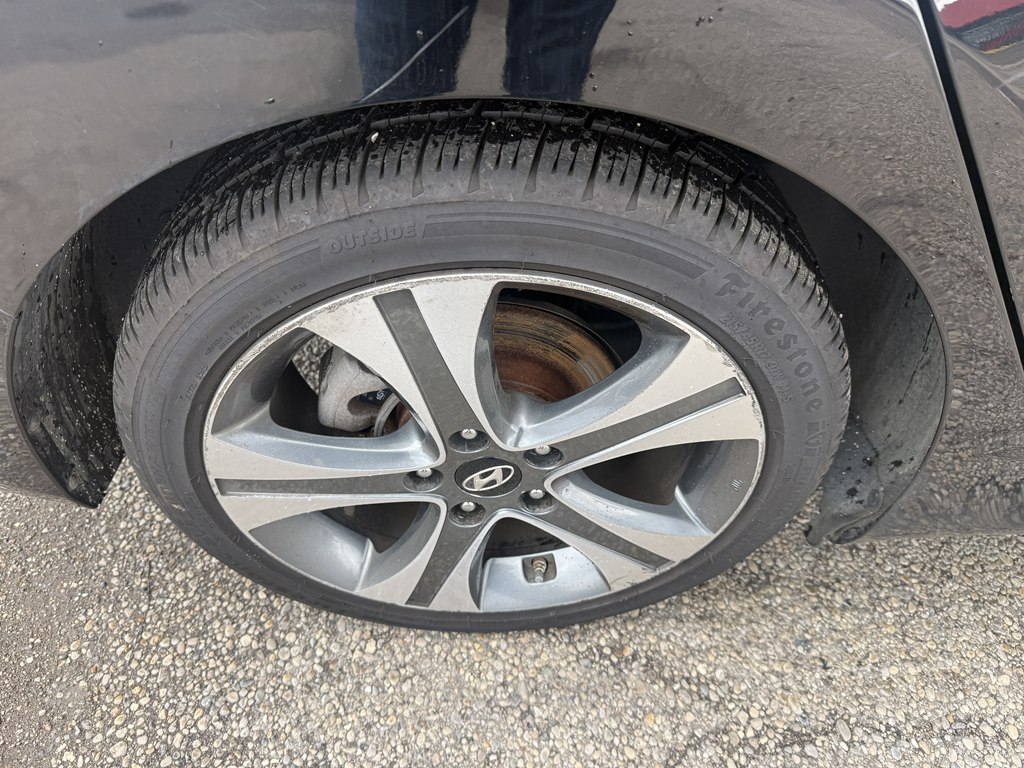 Photo 8 of this HYUNDAI ELANTRA