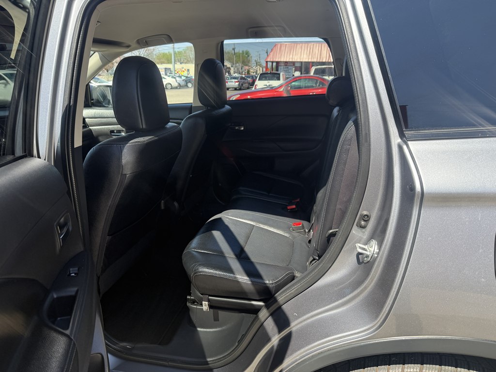 Photo 19 of this MITSUBISHI OUTLANDER