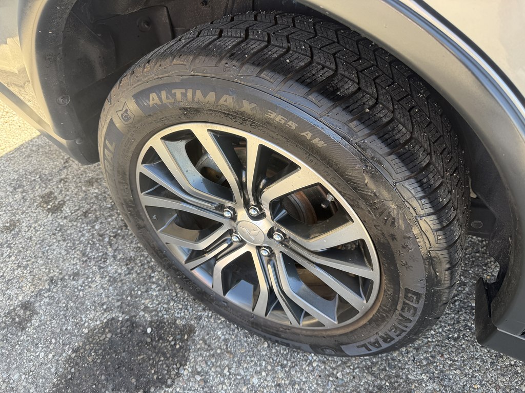 Photo 8 of this MITSUBISHI OUTLANDER
